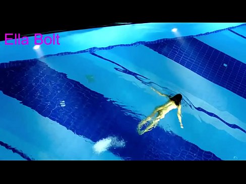 ❤️ Nu mă pot opri din privit, tânără blondă surprinsă înotând goală în piscina stațiunii ELLA BOLT ❤❌ at us ❌️❤