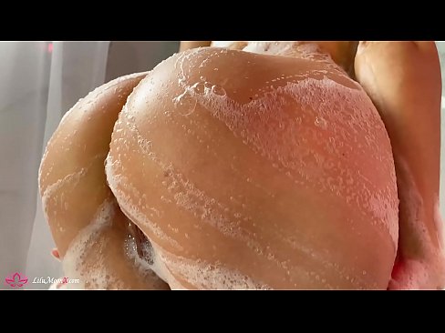 ❤️ Bruneta își masturbează păsărica cu un vibrator până la orgasm intens în duș ❤❌ at us ❌️❤