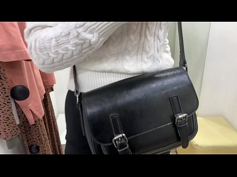 ❤️ Masturbarea în public a tinerei târfe FeralBerry cu un dildo în cabina de probă ❤❌ at us ❌️❤